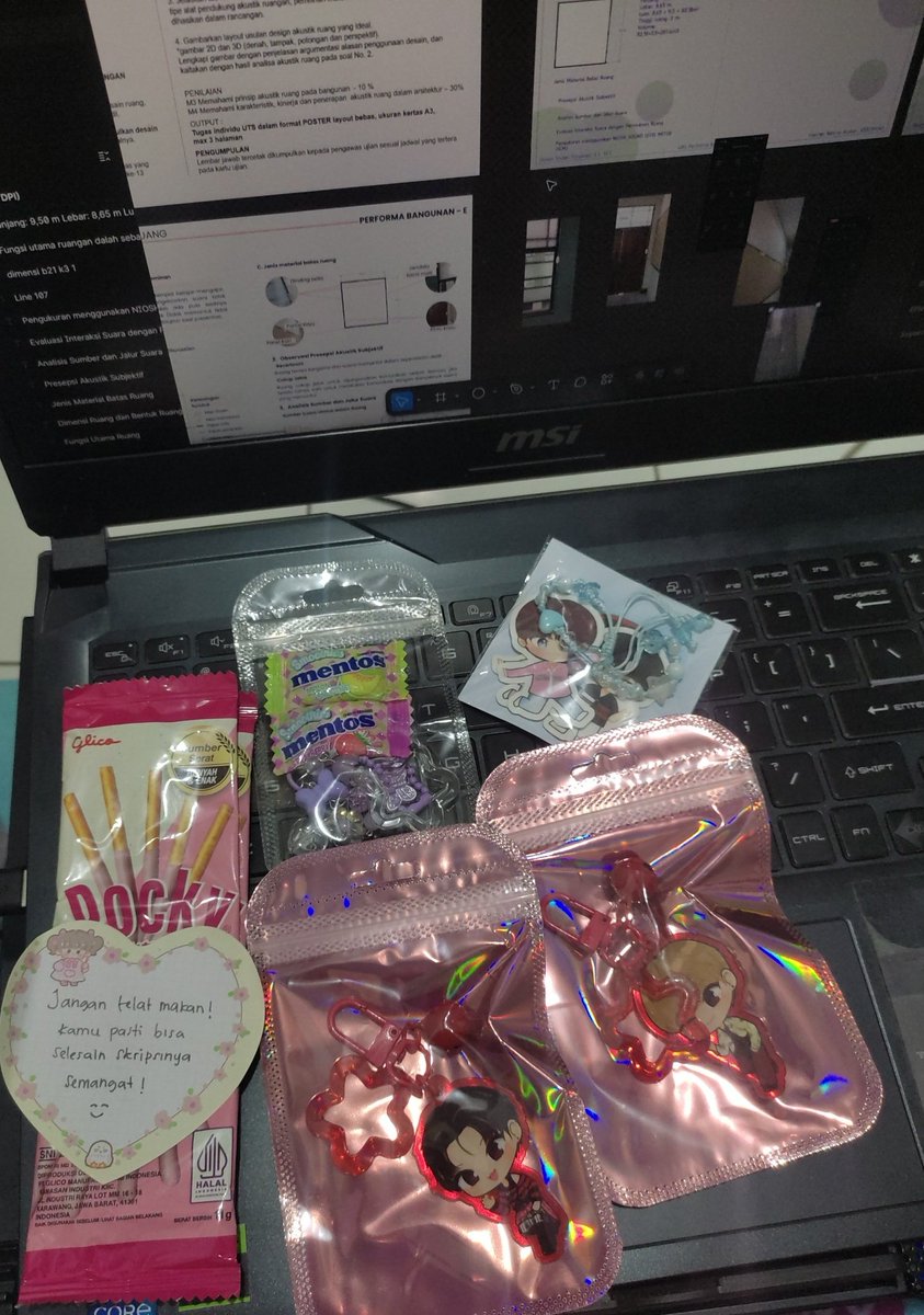 singfuture11's tweet image. Kaa @leolionx_x  aku dm sejak seminggu lalu ternyata ke pendingg, udh lebih dari seminggu ko nyampe nyaa, jujur baru buka hari inii kaa ini lucu banget banget bangett keychain nyaa, demi apapunn aku suka bangett, mana dikasih freebies nya banyak, dikasih ucapan terharu 😭💗💗