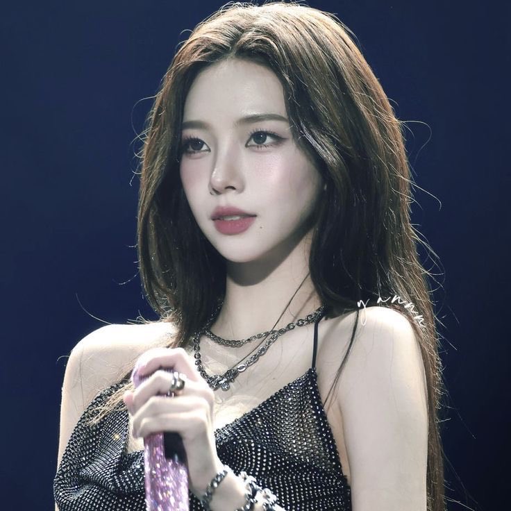 aepredicts's tweet image. [Karina - Tarot Reading] ⭐️

- Her current energy: it seems like Karina is feeling very inspired right now and she’s expressing her creativity through art (could be music or/and journaling). I also feel like she’s confident regarding her career, what I’m not sure if it’s solo +