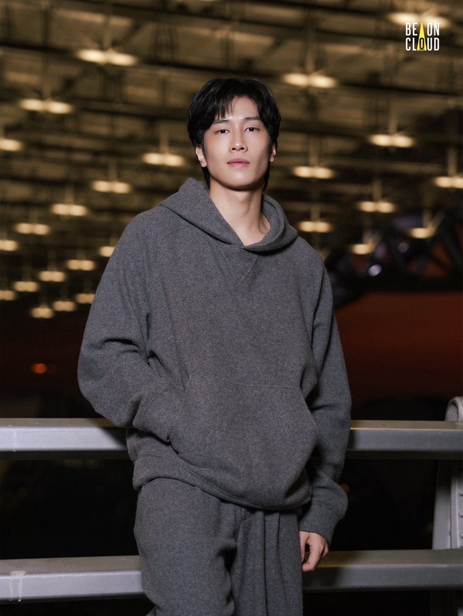 มิลานทัก! 'ไบเบิ้ล วิชญ์ภาส' เตรียมร่วมชมแฟชั่นโชว์ Giorgio Armani Men’s Fall/Winter 2026 ที่จะจัดขึ้นที่เมือองมิลาน ประเทศอิตาลี ที่จะมีขึ้นวันที่ 19 มกราคมนี้ โดยเจ้าตัวปรากฎตัวในแแอร์พอร์ตลุคโทนสีเทาจากแบรนด์เสิร์ฟความหล่อไม่พัก งานนี้แฟน ๆ