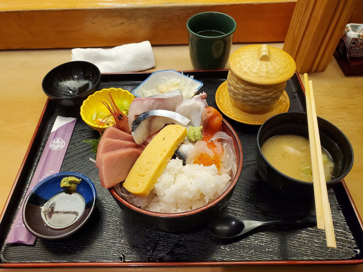 kaisayama's tweet photo. 東大宮の玄海寿司さん
海鮮丼をいただきました。
少しご飯もらってますけど笑 https://t.co/Yz1M2QN8se