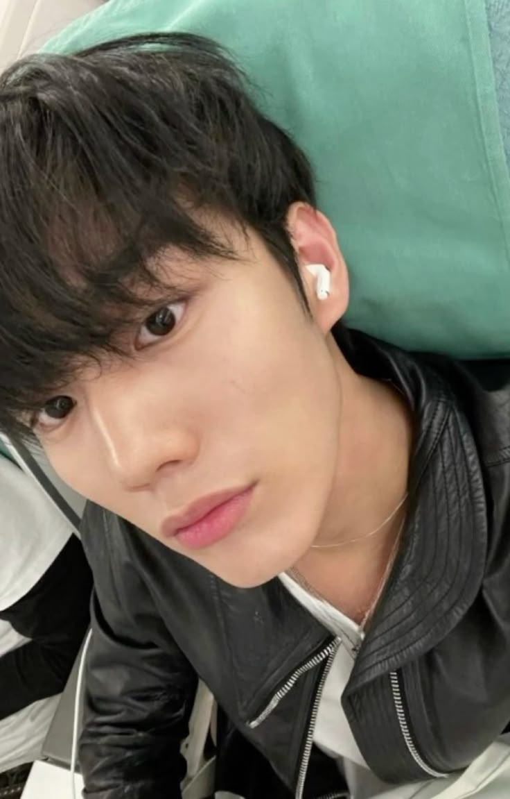 prubential's tweet image. ㅤ

#fromHITHER
ℬ𝗲𝗻𝘇𝗶𝗼𝗻 uploaded new post.

💬 Ada yang bisa tebak tujuan? ✈️
💬 Kalau bener dikasih hadiah
💬 Foto di tempat tidur? 🤪
ㅤ
ㅤ