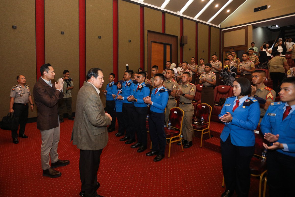 Beberapa waktu lalu, bertempat di SBY Art Studio, Cikeas, bersama Bapak SBY, saya memberikan pembekalan bagi siswa-siswi SMA Taruna Nusantara, serta para Taruna Akademi Kepolisian dan Akademi Militer.

Selalu ada rasa haru dan bangga setiap kali melihat baju biru (seragam SMA
