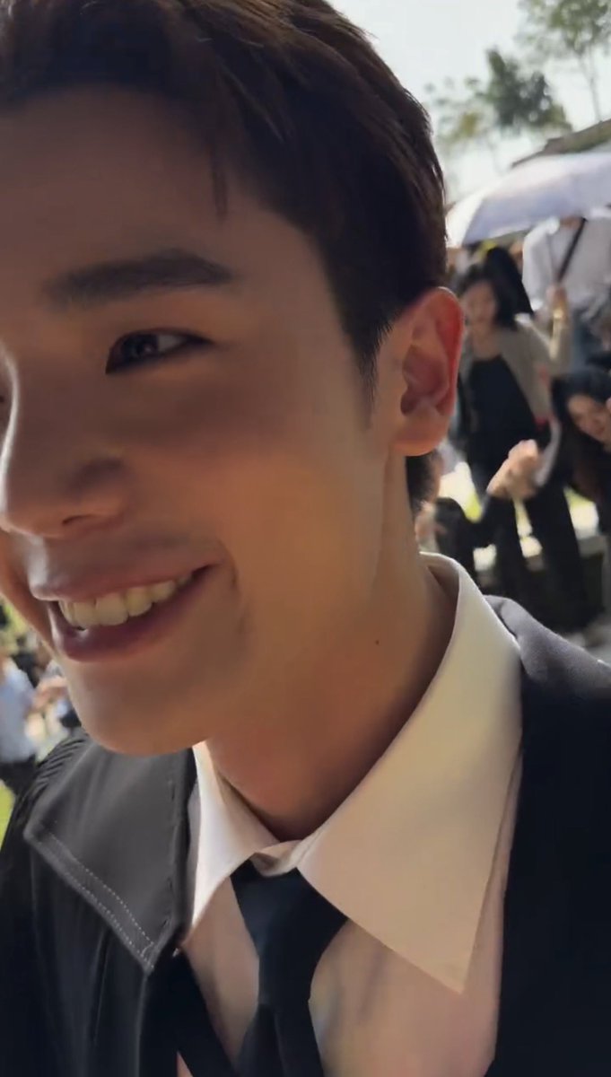 ppunpunmiu's tweet photo. หมีพูห์ยิ้มแจ้มเต็มจอ🤲🏻

#JimmyGraduationDay 
#jimmyyjp https://t.co/PKRpeJXH5X