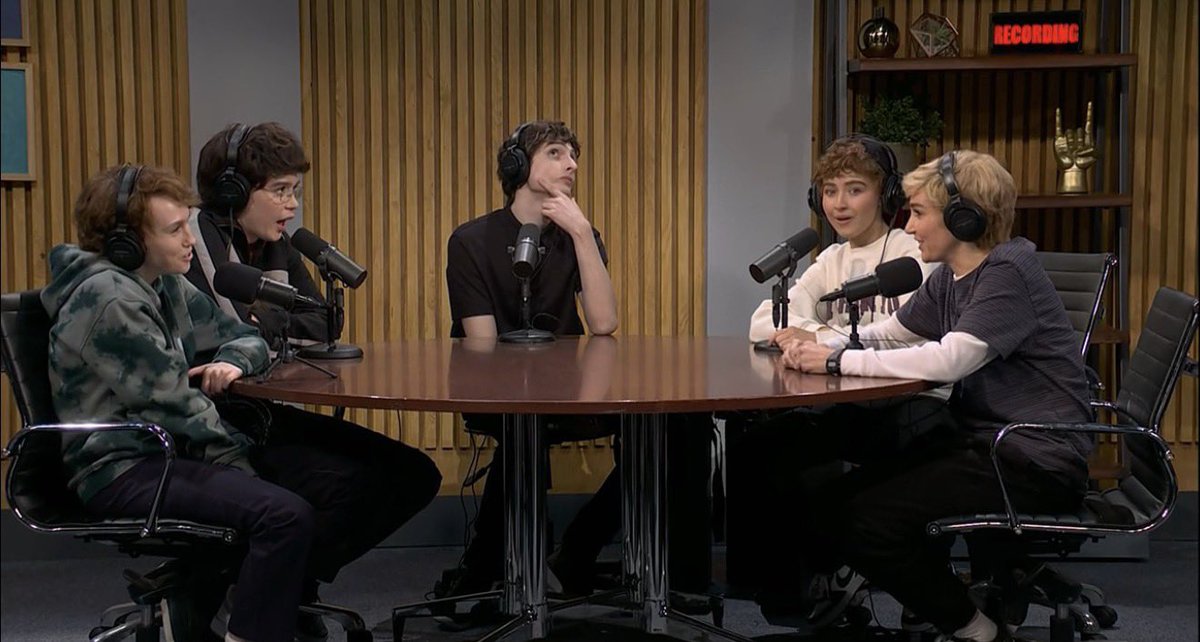 delicaterey's tweet image. it’s killing me that finn and sabrina are in the same skit after he got dragged for joking about her song 😭😭😭 #SNL