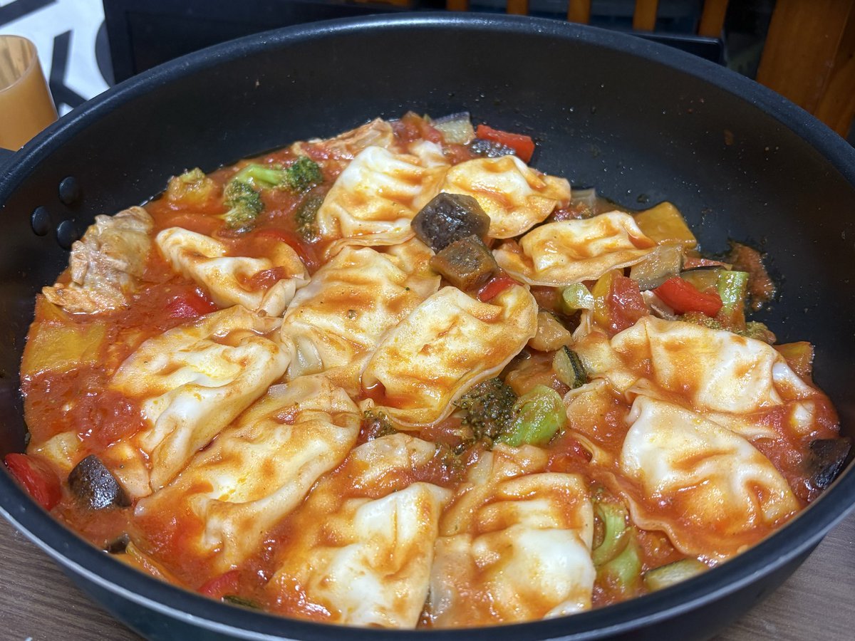 QOFW's tweet image. イタリア人がギョーザ作ったらこう！
みたいなやつ作ったよ🥟
ギョーザのようなものにはチーズとモロコシ🌽が入っており大変に美味( ⸝⸝⸝ ◜ω◝  ⸝⸝⸝)ﾆｺｫ