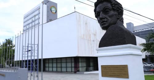 AdeleonDe's tweet image. "La mitad del mundo está compuesta por personas que tienen algo que decir y no pueden, y la otra mitad que no tienen nada que decir y siguen diciéndolo".- (Robert Frost).