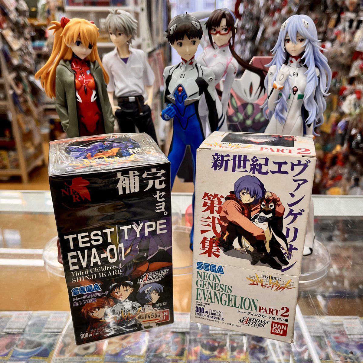 入荷品です。 エヴァンゲリオンのフィギュアとカードダスです。 左の