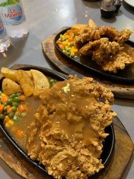 eunblisslae's tweet image. Food always makes everything feel better Just a small recharge before Monday hits🧘‍♀️🍜