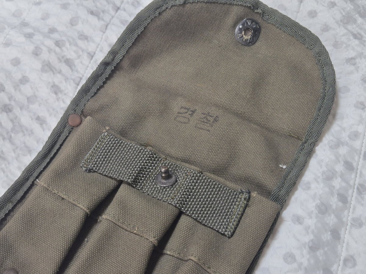 80년대 초반까지의 경찰용 카빈 탄입대입니다

동시기 경찰 장구류처럼 경 찰 스탬핑이 안에 찍혀 있습니다

다만 여타 경찰 장구류와 달리 군에서 보이지 않는 30발들이 카빈 탄창이 3개 들어가는 형태라 참 특이한 것 같습니다

이후 서서히 총기가 M16과 K2로 대체되면서 사라진 장구류입니다