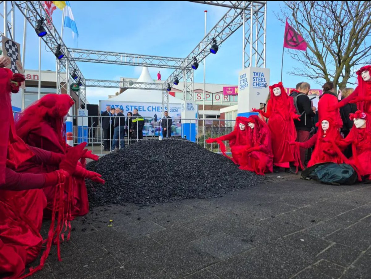 Bharatnews2023's tweet photo. Climate activists dumped 2,025 kg of coal outside the Tata Steel Chess tournament venue in the Netherlands, unfurling a banner reading “No chess on a dead planet.” The protest briefly delayed the event.
#ClimateProtest #TataSteelChess #ClimateAction #Netherlands #BharatNewsHindi https://t.co/ekfthDo4Ft