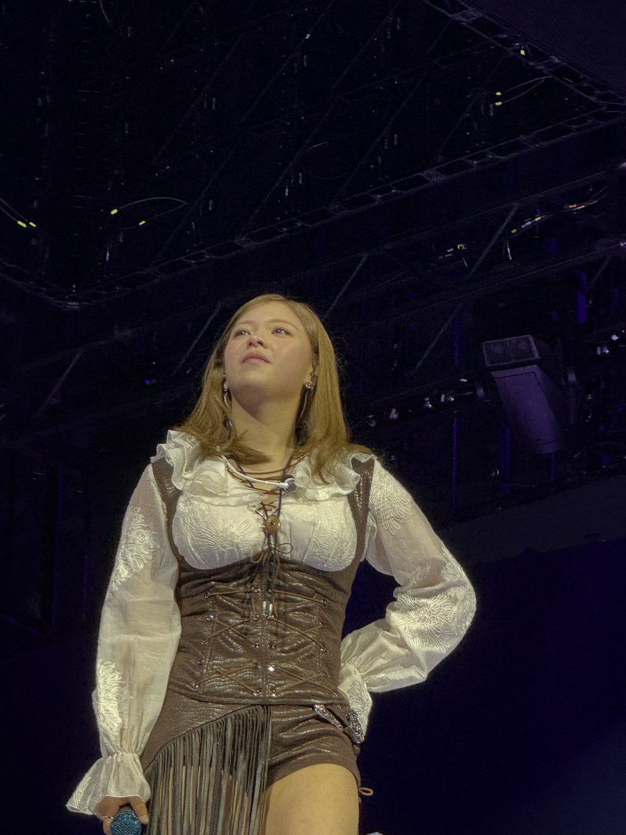 kihyunoi's tweet photo. i still think jeongyeon’s outfit here is the best one from the tour https://t.co/O9cKF8R4K0