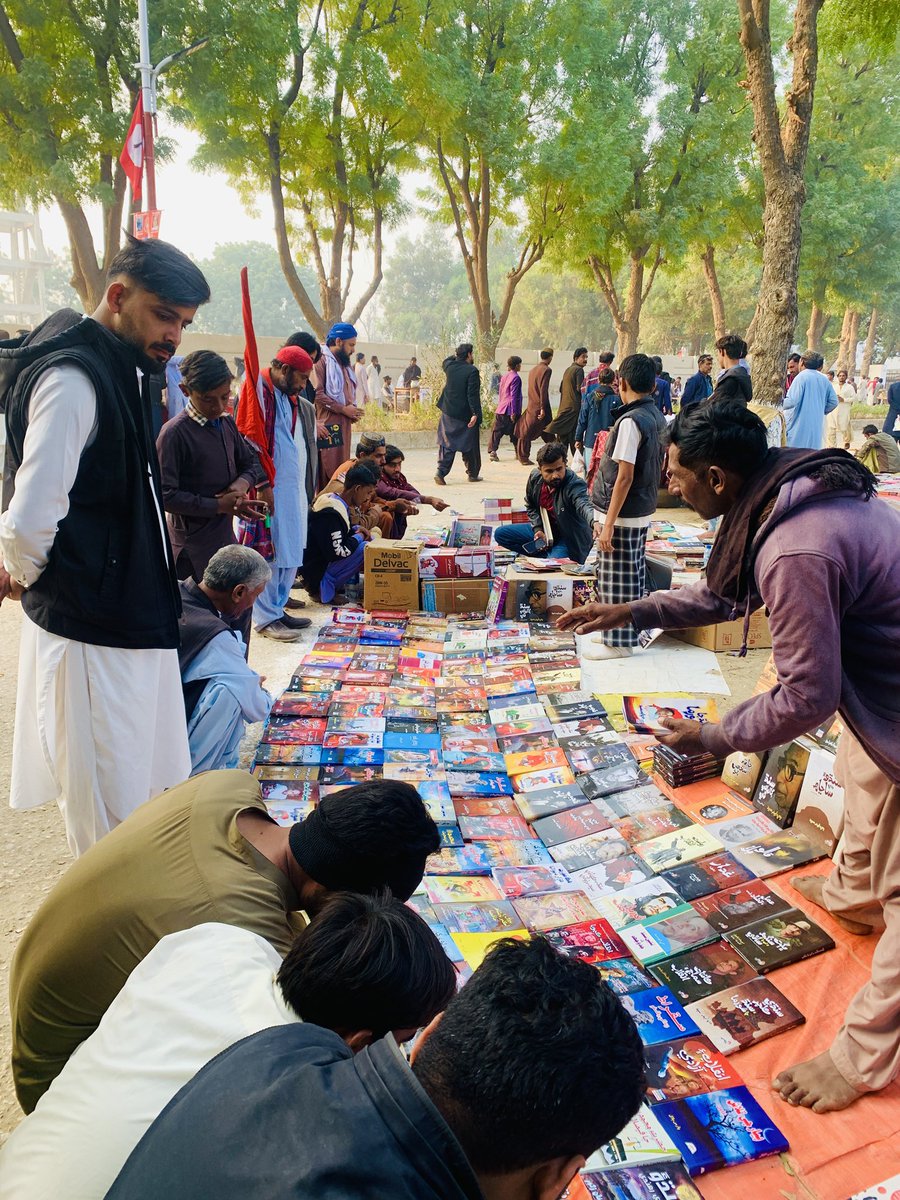 سَن، 
١٧ جنوري ٢٠٢٦
-
اسان سَن کي پنھنجو سياسي ڪعبو چوندا ئي ان لاء آھيون جو اتان تاريخ سنڌ جو سچ اڀري ٿو جتڙي شعور , ڌرتيء سان عشق جنم وٺي ٿو، سَن ھڪ درسگاھ آ جتان صالح ڪارڪن تيار ٿين ٿا ان جي وجه ڪتابن سان جُڙي وڃڻ آ. 
پڙھبو ته ڪَڙھبو
ڪَڙھبو ته سنڌ جو ڪيس وڙھبو