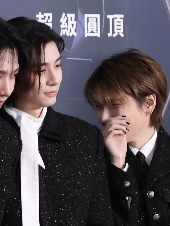 _riwoodonut's tweet image. what’s so funny let me in