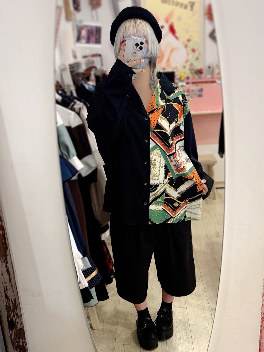 Favorite_ikbkr's tweet photo. \新作商品のご紹介/

🖤ブラック×スカーフ柄のアシメシャツ
100810 ゴールドブラウン/カラフル
￥14,850(税込)

大人気スカーフ柄のシャツバージョンが新登場💡
アシンメトリーなデザインでゆったりユニセックスサイズとなっております😊！

スタッフ身長159cm
#Favoriteスタッフコーデ https://t.co/433EnFtCSv