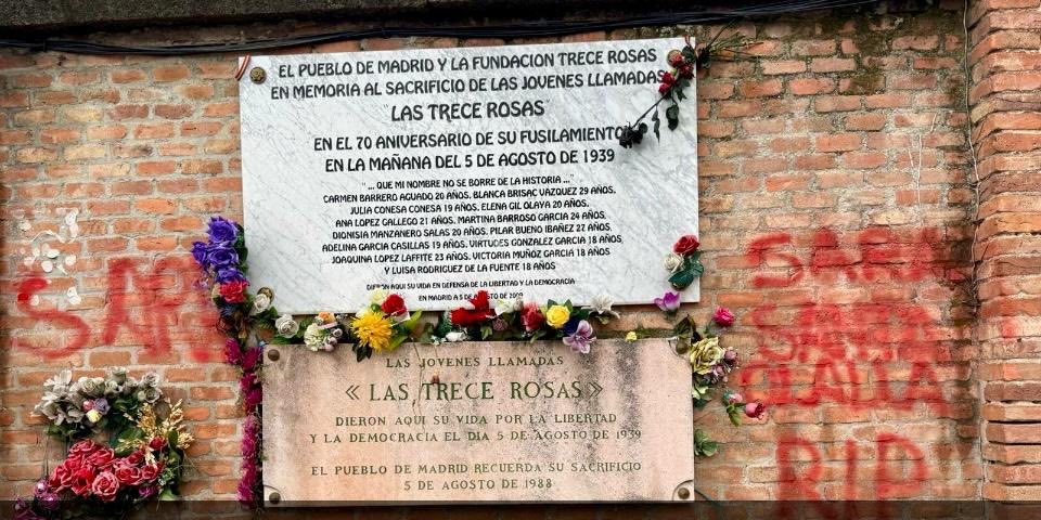 El PSOE-Argentina condena el episodio de vandalismo contra la memoria de Las 13 Rosas, víctimas de la represion franquista que el inframundo ultraderechista de Vox &amp; Cia. intentan ensuciar. Repudiamos las amenazas contra la periodista <a href="/SarahPerezSanta/">Sarah Santaolalla. ♀</a> 
<a href="/sanchezcastejon/">Pedro Sánchez</a> @psoe
