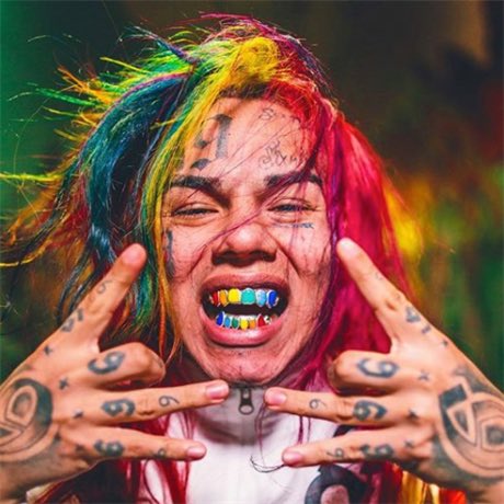 TommyGoBraazy's tweet image. Popular Rapper “Tekashi 6ix9ine” has reportedly been st*bbed 31 times this morning in NY Prison Facility sources says a fight broke out and a small man brought out a sword 

He was only serving a 3 month sentence 🤦🏽‍♂️ he’s currently in critical condition 

Pray for 6ix9ine 🙏🙏
