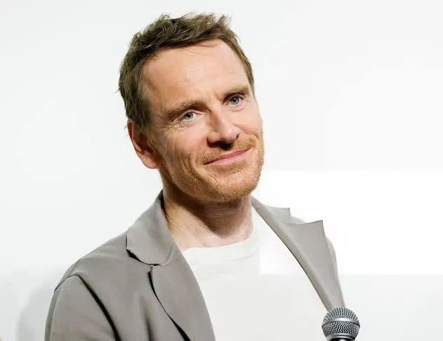 Fassbender, miskin, il a fait XMen et BOOOOM il est devenu vieux, vous allez me dire qu'il est bien conservé pour un mec de son âge... Il a seulement 58ans le mec 😬