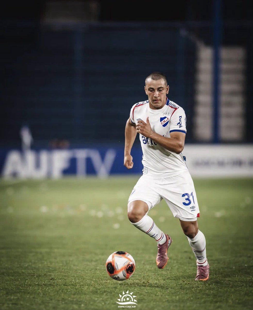 uy_legion's tweet photo. Rodrigo Martínez (17) 💎 Potrero y desparpajo en estado puro. En estos dos partidos ah sacado a relucir sus grandes condiciones en su debut en la primera de Nacional. 

Extremo derecho, que no tiene problemas de jugar por izquierda. Gran técnica, muy buenos controles, gran capacidad asociativa y buena pegada son algunas de las cualidades que ha mostrado en estos partidos. 

Nacional tiene material de sobra para potenciar y darle minutos en el primer equipo.