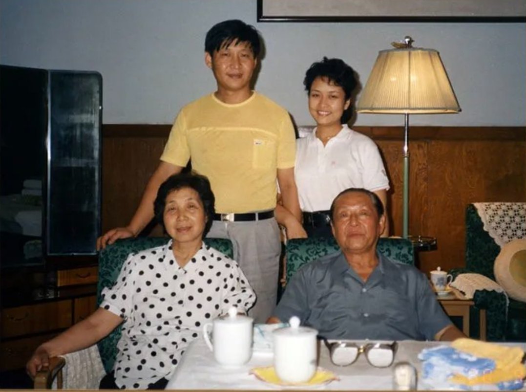 CarlZha's tweet image. Xi Jinping in the 1980s with star wife Peng Liyuan and Xi's father Xi Zhongxun and mother Qi Xin. Peng was then the most famous person in the pic.

Xi Zhongxun was tasked by Deng Xiaoping to transform Shenzen from a village into a Special Economic Zone with market economy.…