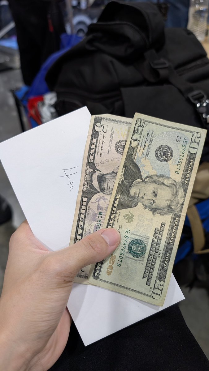 I made it to 4th place. I'm still happy I won $25 USD. 😭
4位に入賞しました。1位にはなれませんでしたが、25ドル獲得できたのでそれでも嬉しいです。😭