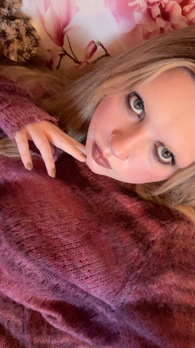 ignore the fact I literally have jaundice from being unwell, I just love the no eyebrow vibe