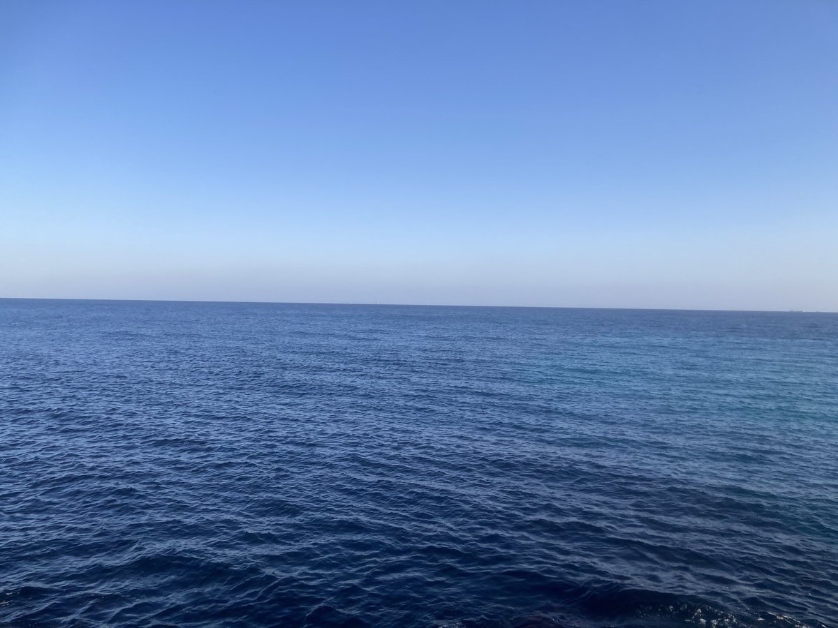 おはようございます。
青のグラデーションの水平線
自然の中にある無限の青は
ずっと見ていられますね。
今日も素敵な一日を。