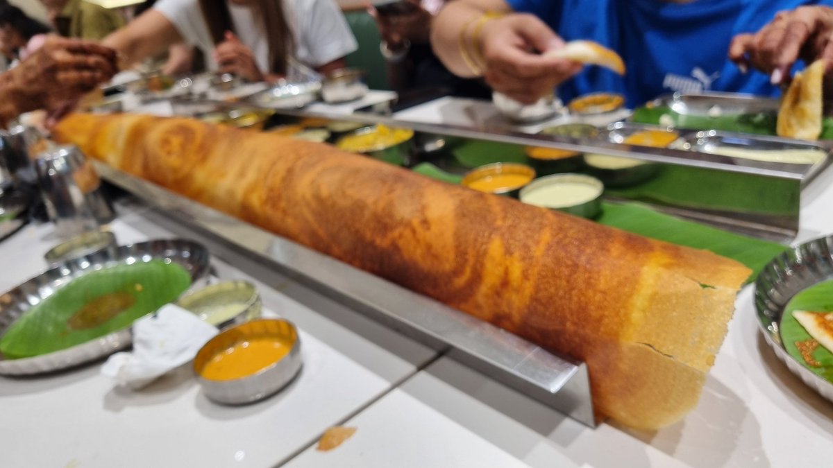 NZ_FUSlON's tweet photo. On route to a family wedding in #Jodhpur and have been eating our way through #Bardoli on the way. #catchyourkai with a 4ft Dosa .... yumyumyum https://t.co/e3LynYtksD