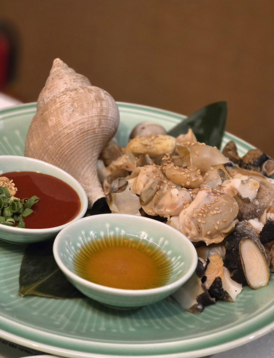 msRobin__'s tweet image. 모임의 테마가 초호화 술파티라서 펨돔님은 미용실까지 다녀오셨는데 트레이닝복을 입고 나온 멜섭이 있다 ??? 

글구보니 정작 나는 펨돔님 헤어는 기억이 안나고 신고오신 검은색 구두만 생각나는걸 보면 이래서 1+1 운명공동체로 엮인건가 😑😑😑

부디 잘해서 구독서비스 개시하여 면책권 안겨다오