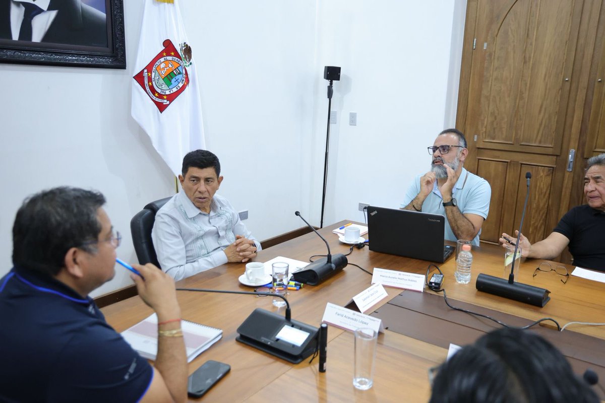 salomonj's tweet photo. Este sábado estamos en la Casa del Pueblo, revisando temas prioritarios junto a la @SEFINGobOax y el Instituto de @PLANEACIONOax_.

De manera conjunta, damos continuidad a los proyectos que se están llevando a cabo en nuestras comunidades. https://t.co/p6AUNE16uE