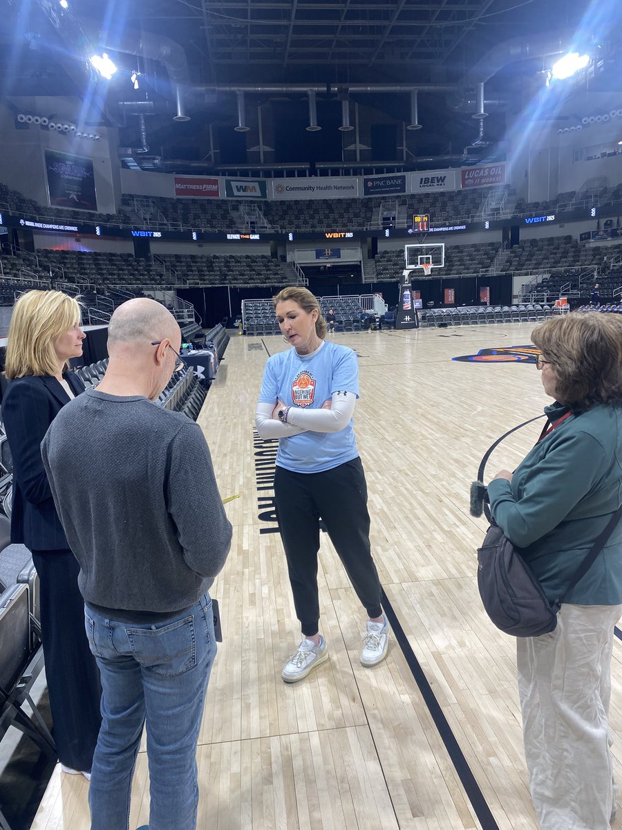 Here to support the HL &amp; <a href="/debbieantonelli/">Debbie Antonelli</a> / <a href="/NBNwithDA/">Nothing But Net with Debbie Antonelli</a> making #MajorImpact for <a href="/SOIndiana/">Special Olympics Indiana</a>.

A pic from last March…nice work, all.