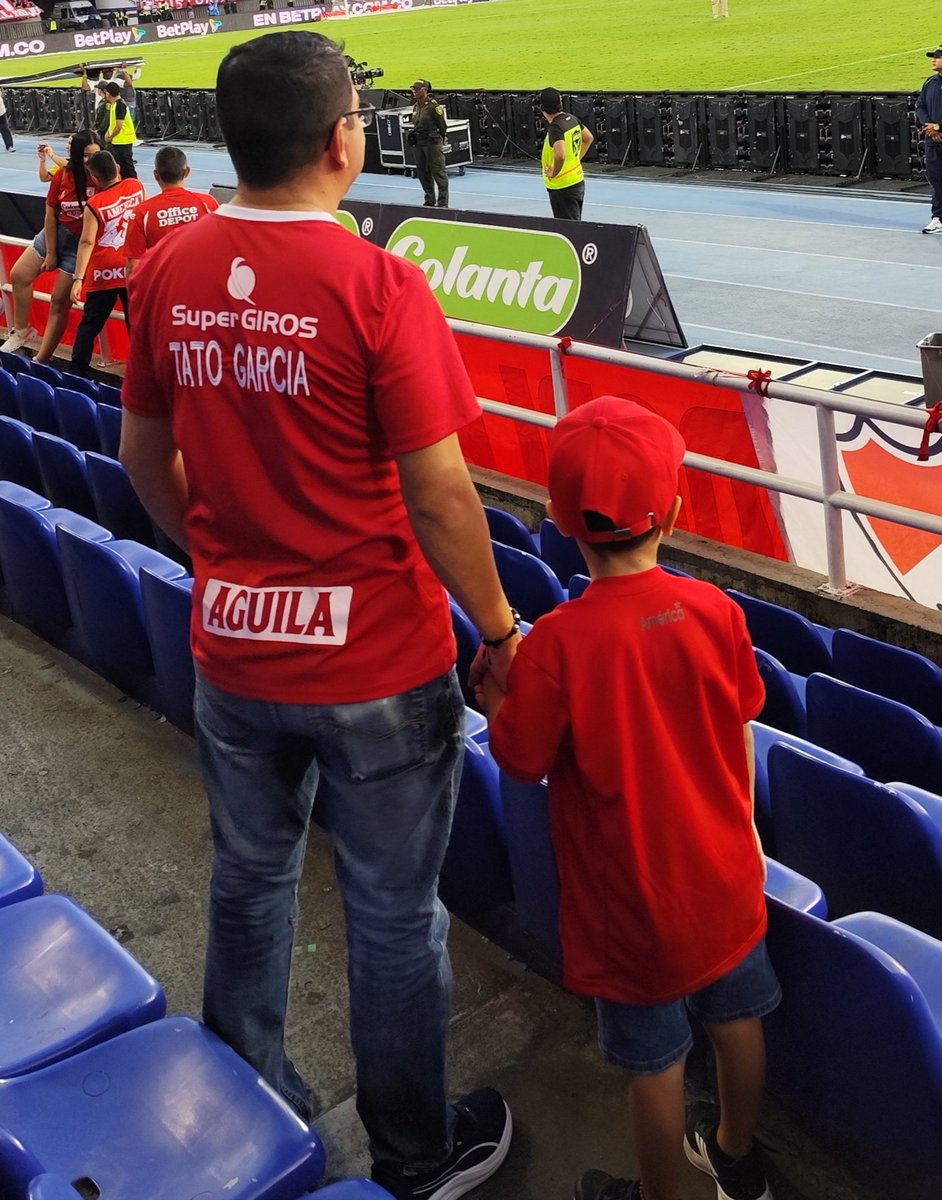 Hoy es mi primera vez con mi hijo, queríamos estar los tres, era el momento soñado pero no se dió. Igual estuviste escrito en mi espalda como una señal de tu recuerdo y de que siempre estarás con nosotros pa.

Así como tú me llevaste al amor por américa, hoy sigo tu ejemplo.