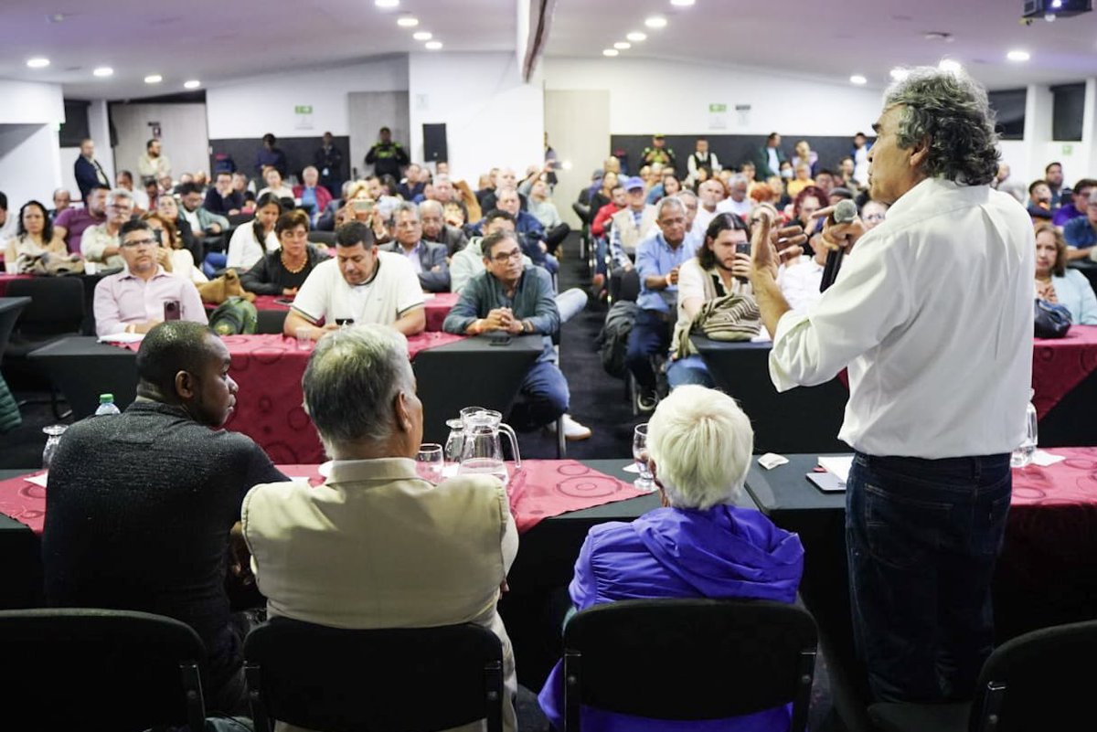 Más de 150 líderes sindicales de 12 departamentos de Colombia se unen a la Nueva Mayoría. 

Representantes de la CGT, CTC, SINTRAINAGRO, ANTHOC, ADIDA, ADE y directivos de la CUT alzan la voz en defensa de los y las maestras, los trabajadores de la salud y el campo colombiano.