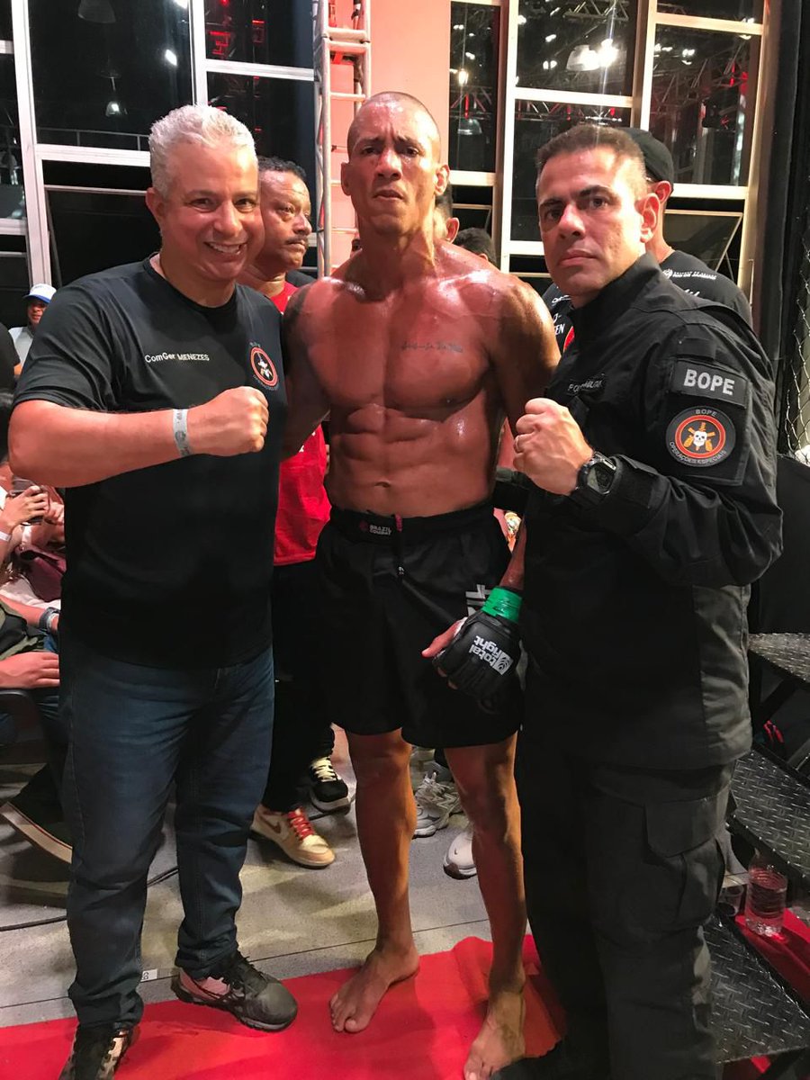 PMERJ's tweet image. O Comandante-Geral da #PMERJ e o comandante do #BOPE marcaram presença na abertura do Jungle Fight 144, realizado no Batalhão de Operações Policiais Especiais.
Uma edição histórica, em celebração aos 48 anos do batalhão, símbolo de coragem, preparo e excelência operacional.