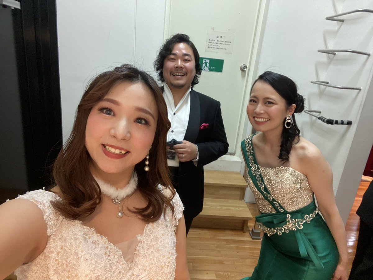 本当に真面目に心底うるさいし揃うと知能指数爆下がりする悲しい生き物の集い(幸せそうに笑ってますね😌)