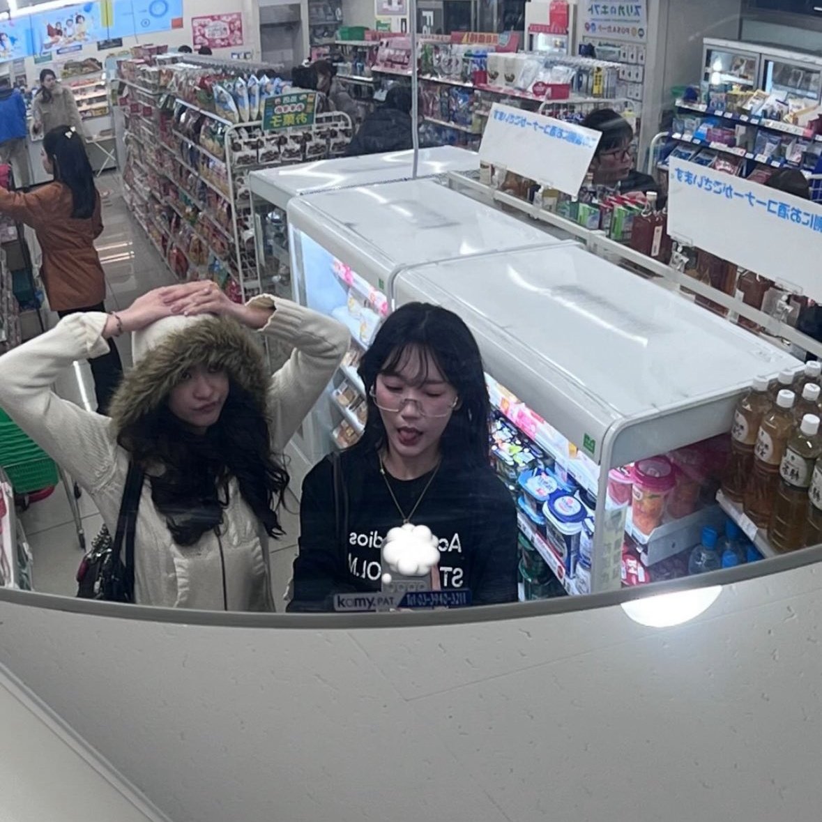 gloekosa's tweet image. ini kalo jadi anak twitter udah ada captions

"japan with my girlfriend🌸🖤"