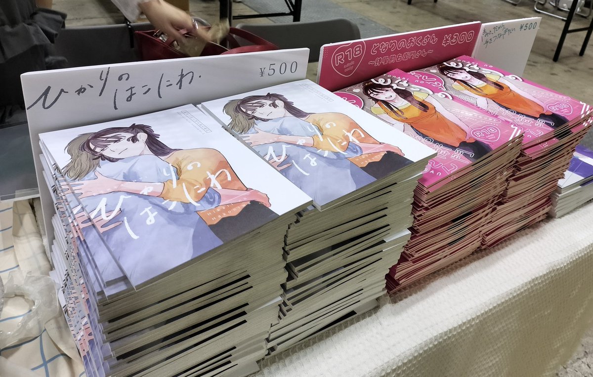 即売会の設営方法について
フォロワーさんに共有して結構役に立つかもと思ったのでここでも共有。

金庫の目隠しにもなるのと後ろに色々めもを貼り付けれたりもして便利です。