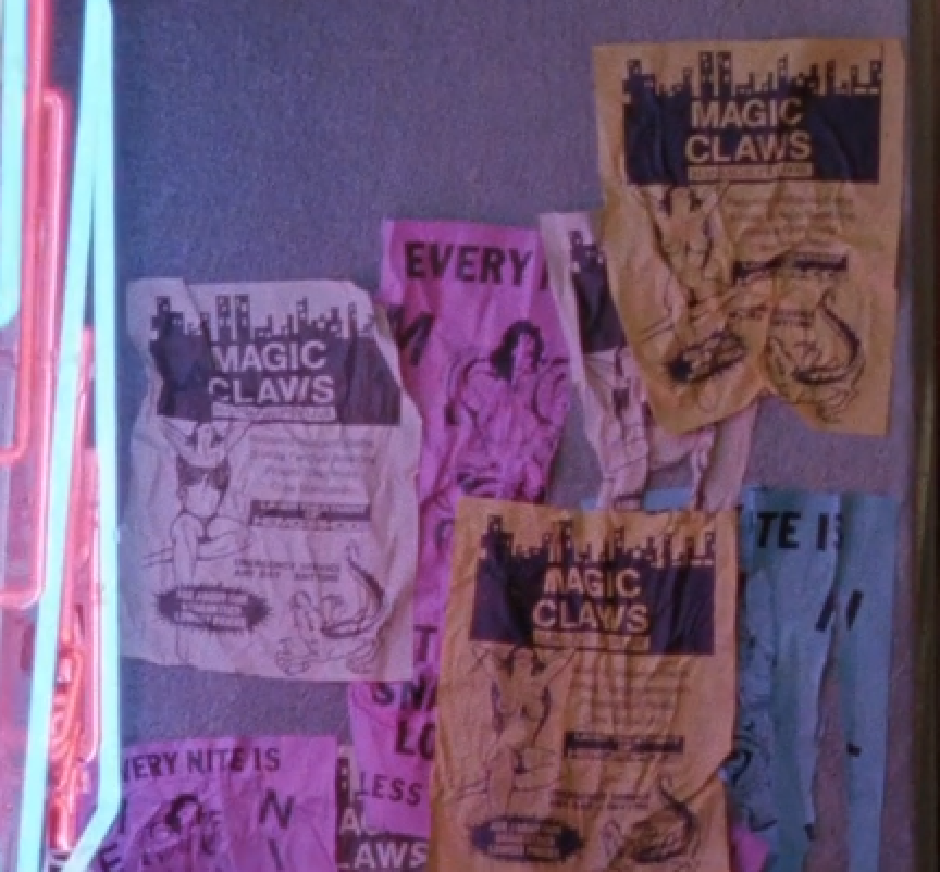 Uma coisa aleatória que notei no filme do Super Mario de 1993:
Nessa cena específica, há alguns cartazes "MAGIC CLAWS" nas paredes mostrando uma mulher nua!
Apesar de todos os cortes para remover as prostitutas nas cenas do bar Boom Boom, isso acabou ficando no filme final.