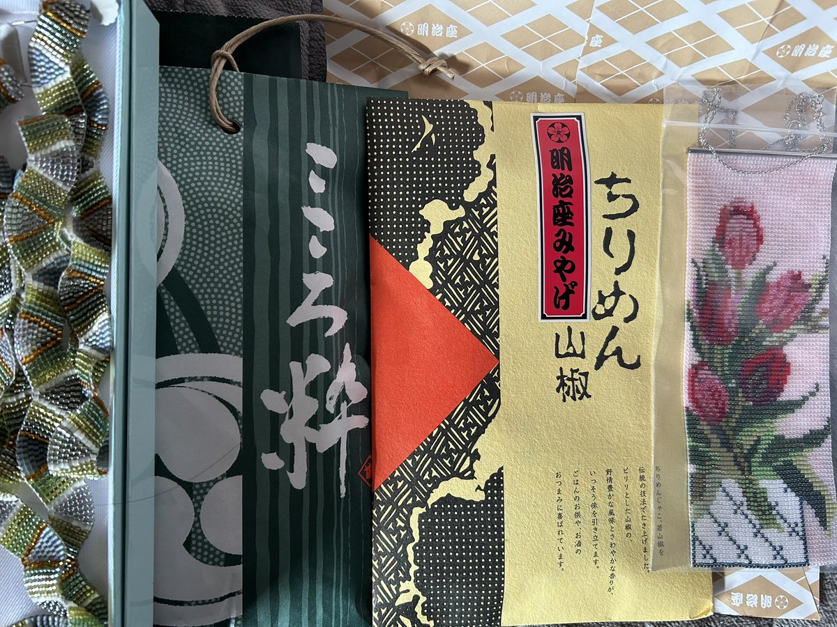 #ナイトモ さんから嬉しいお返しが届きました♥️手づくりビーズ♥️(老眼で根気の無い私には無理)東京名物佃煮😋
食欲戻ったら頂きます😋 
ありがとうございます🙇‍♀️😊
 #thenite