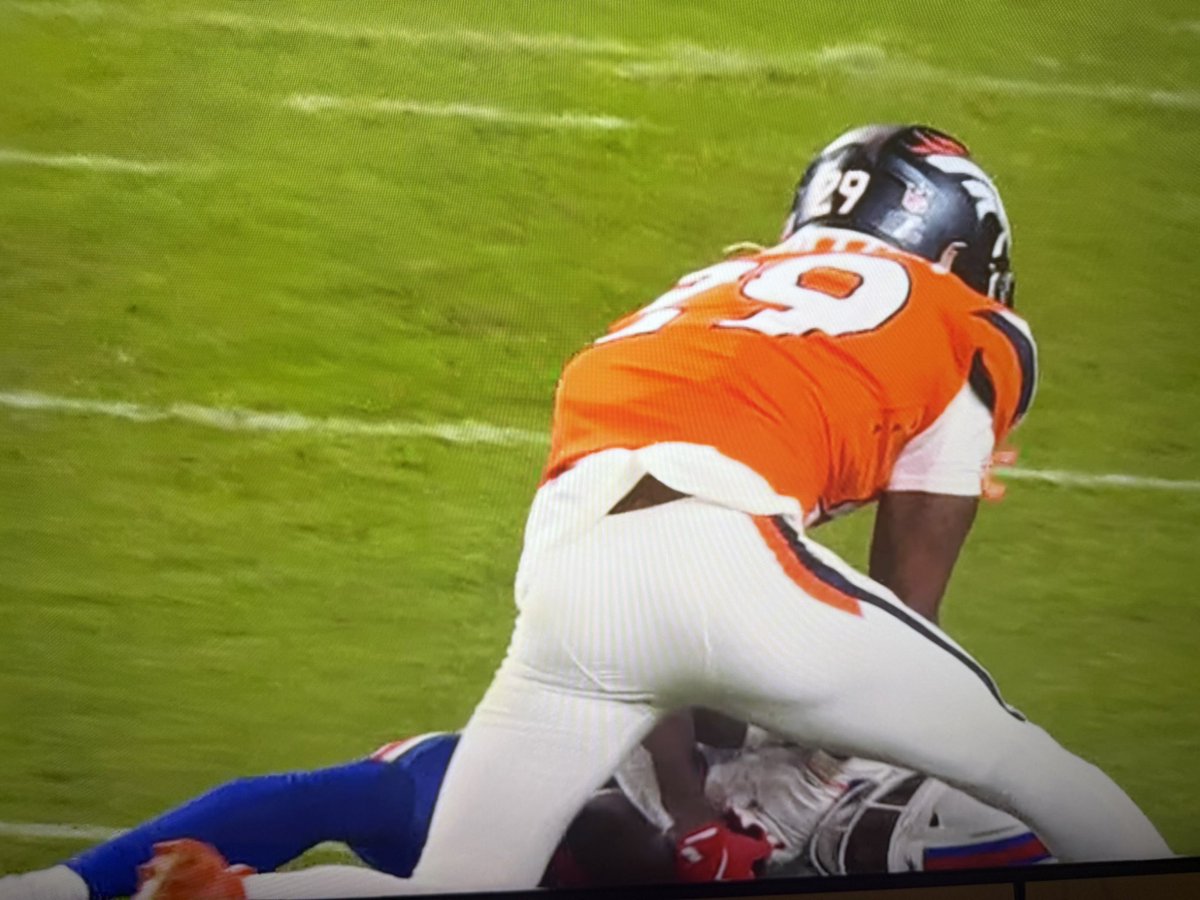schwartzsteins's tweet image. How in the world does the broncos Player have possession here?