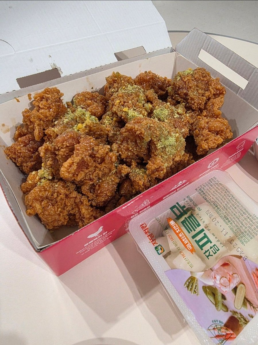 gyeon_baeg's tweet image. 🔥"속보" 팔로워 1만명 달성 기념 이벤트 🔥

해당 게시글
재게시+좋아요+댓글로 ㅊㅋㅊㅋ 남겨주시면,

그록 추첨을 통해서,
제가 최애 하는 자담치킨 3만원권
모바일 상품권을 총 2분께 지급 하겠습니다
*세가지 다 지켜주셔야 합니다 ㅎㅎ 

일반 팔로워 엑친 중 1분
구독 팔로워 엑친 중 1분…