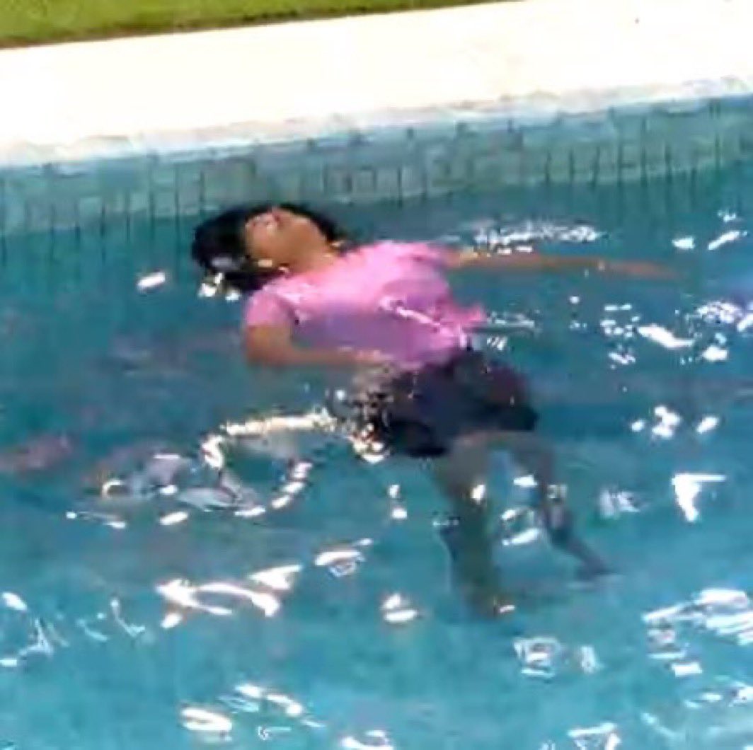 Pedro: ''Posso te chamar de tia Milena?''
Milena: ''Pode me chamar do jeito que você quiser mas se quiser me esquecer é melhor''