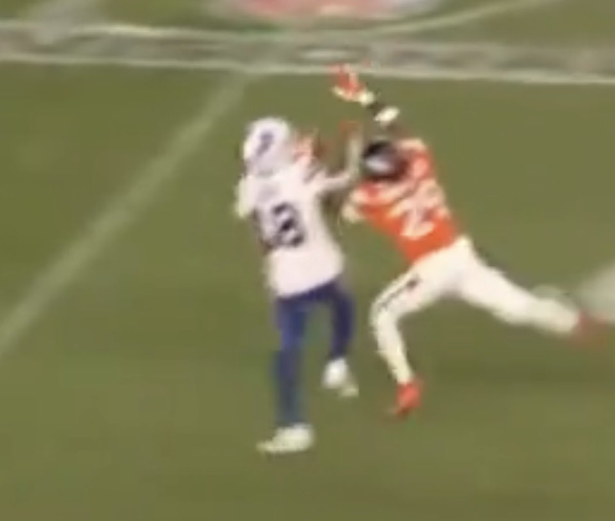 BoredSportsBets's tweet image. Maybe it wasn’t as obvious

But if you’re calling that on White, I feel like this was also DPI 🤷 

Also could’ve been called a catch