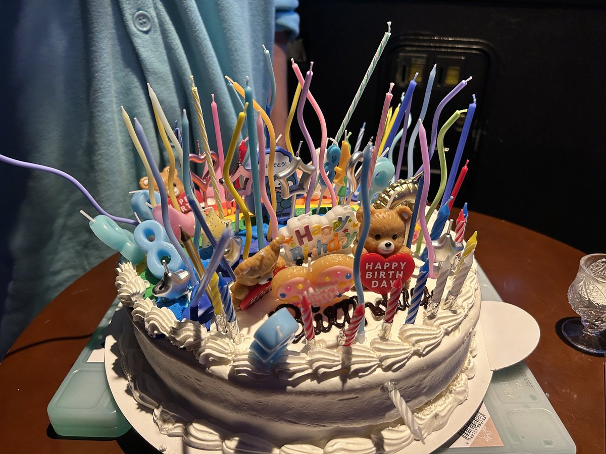 hasseijackson's tweet photo. 昨日は誕生日会で沢山お祝いしていただきました。
最終的には『62歳』になりました。
アート作品みたいになってしまい火をつけるのが不可能になってしまいましたが、
本当に幸せな時間をありがとうございました！ https://t.co/PaHfQtg39Y