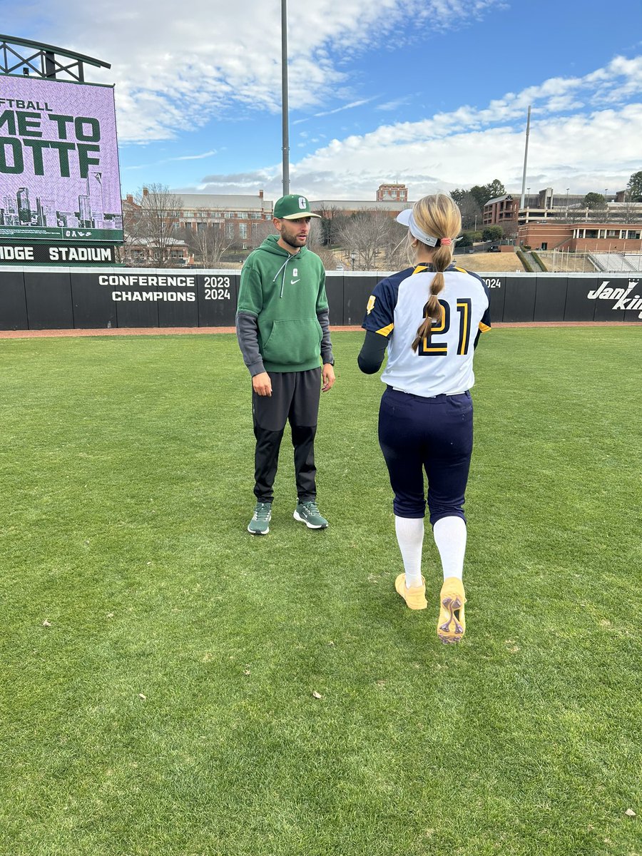 GracieMich36063's tweet image. ⚡️First UNC Charlotte camp in the books! I had an amazing time learning more about the program and sharpening my skills. Huge thanks to all the coaches who guided me today! Let’s go Niners!! ⚡️@CharlotteSB @Org_LLG @llgmccauley #getstruck #lightitup #lightsout