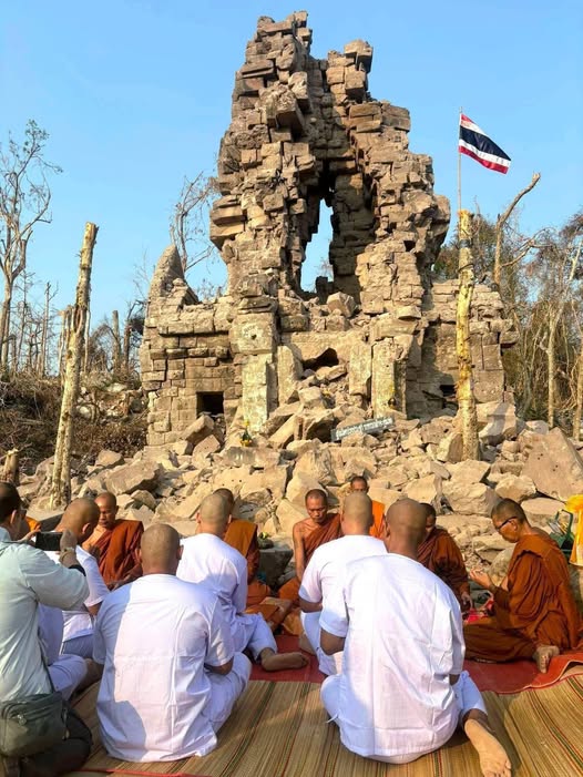 noansereiboth's tweet photo. Thai monks chanted blessings at Ta Krabey Temple, which belongs to Cambodia, after the area was shelled and seized by the Thai military during the border clash last month. https://t.co/uGjFfd6GnK