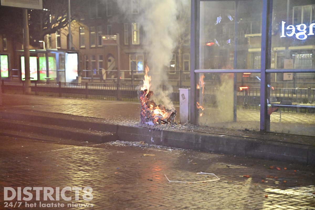 Brandstichting bij tramhalte Hoefkade in Den Haag