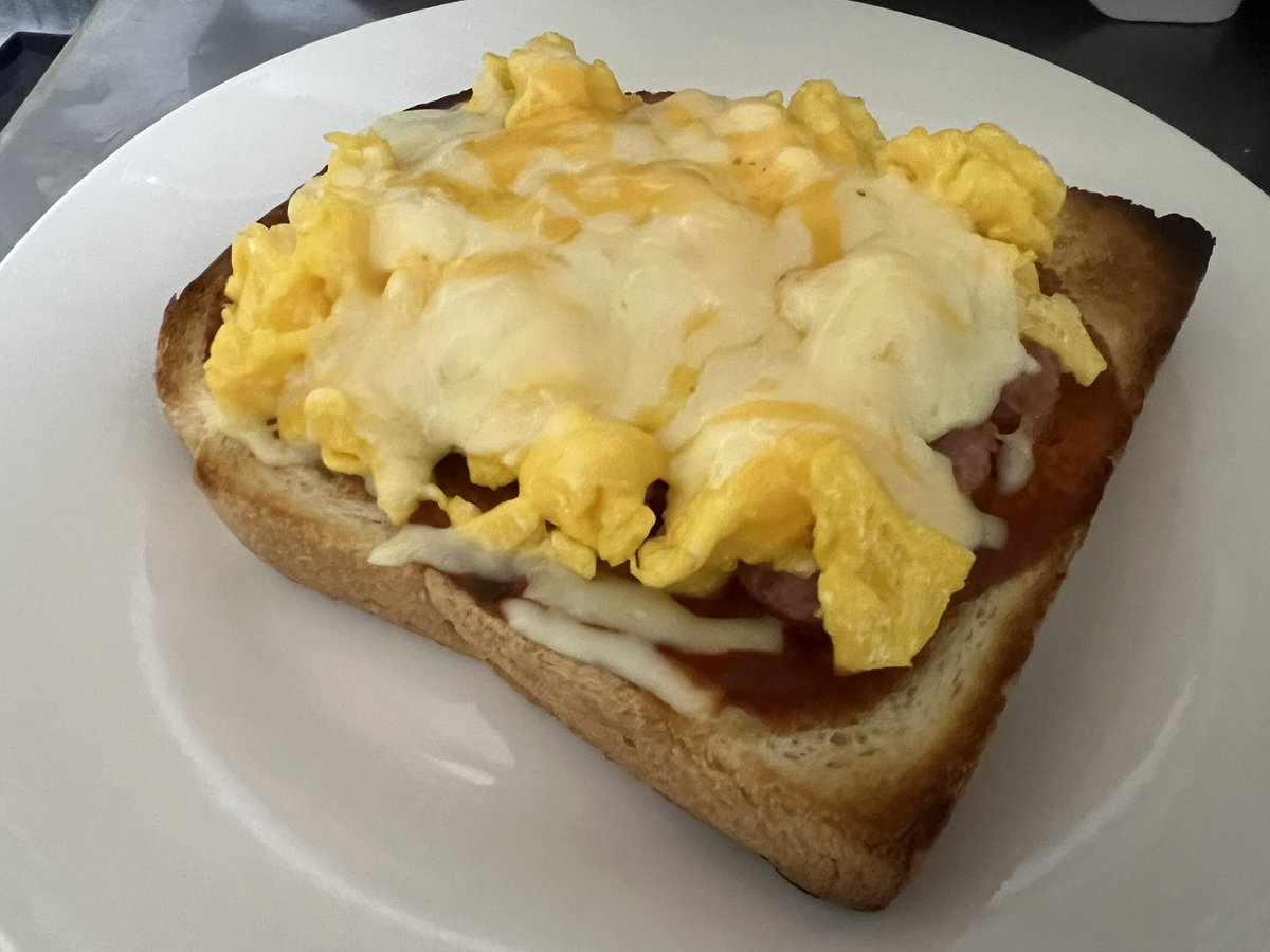 ウインナーとたまごでピザトースト風な何かこれ美味しいな100枚くらい食べれそう