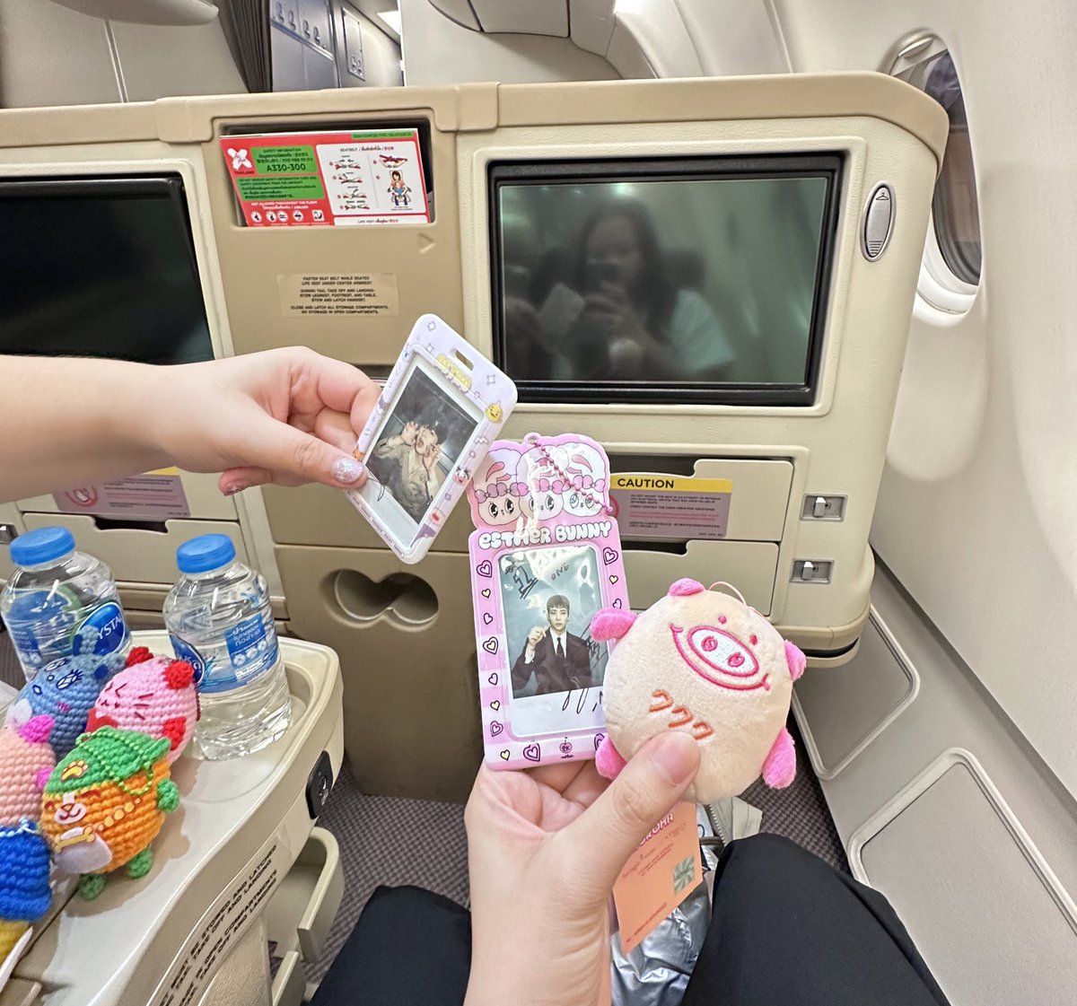 inging2538's tweet image. ก็ว่า สายเบลท์หรือส่วนไหนนี่แหละ เขียน singapore airline อยู่เลย 55555 แต่สบายกว่า flatbedรุ่นที่หน้าตาคล้ายcapsuleอีก อันนั้นแอนไม่ถึง 180เลย แต่หลับกริ้บทุกรุ่น 🤣