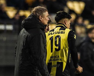 nicomzz's tweet photo. Lo de Diego Aguirre para con Arezo es digno de estudio.
¿Por qué le tiene ese desprecio?

En más jugador que Abel, y 20 veces más jugador que Batista.
Y sin embargo, si un Avenatti siguiera en el plantel, Arezo sería el 4to nueve. https://t.co/uNpYBfS5HS