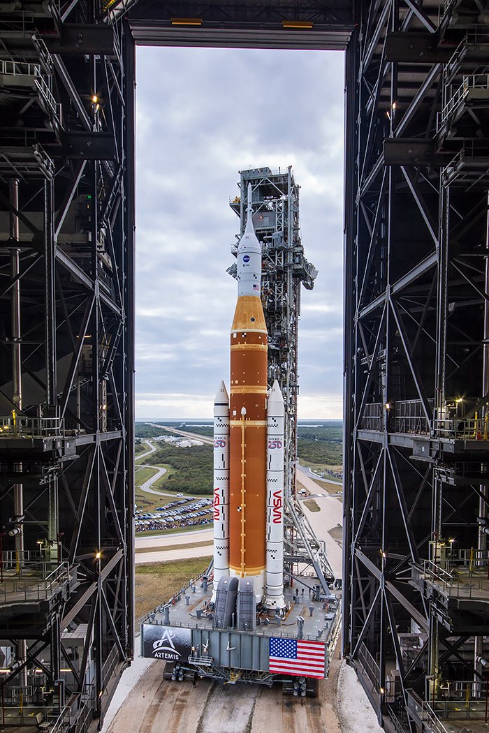 LaunchPhoto's tweet image. SLS Artemis II heads out the door of the VAB on its way to the pad for the first human mission to the moon since 1972. (photo: @ulalaunch)